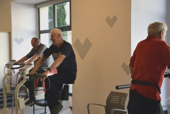 Persones fent exercici amb bicicleta estàtica