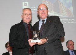 El director assistencial, Dr. Rafael Toribio, i el director de Medicina Interna, Dr. Gianni Lucchetti, van recollir els premis en nom del CHV de mans del conseller de Salut, Boi Ruiz.